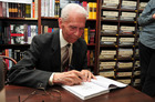 Profesor Popelínský podepisuje knihu