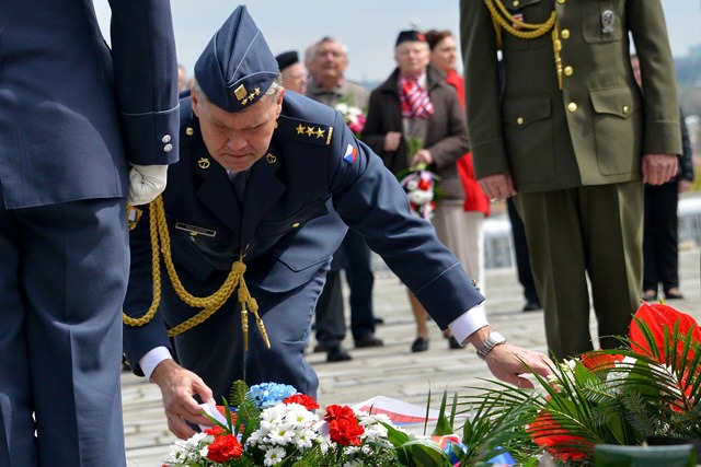 Plukovník gšt. Milan Marek pokládá kytici na Ústředním hřbitově v Brně