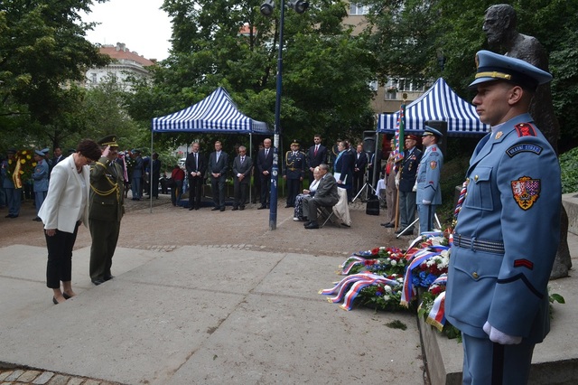 Náměstkyně pro řízení sekce právní MO Alena Netolická a poradce NGŠ AČR generálmajor Štefan Kaleta u Pomníku obětem komunismu v Praze na Újezdě