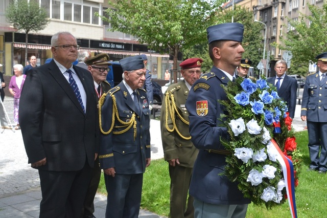 Památku na padlé letce uctili i váleční veteráni v čele s brig. gen. Emilem Bočkem (uprostřed), posledním pilotem R.A.F. žijícím v Čechách, který se zapojil do bitvy o Anglii