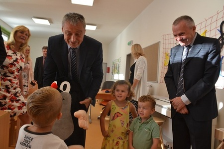 Ministr obrany Martin Stropnický přinesl dětem dárek v podobě velkého plyšového krtečka, kterého znají z kreslených pohádek