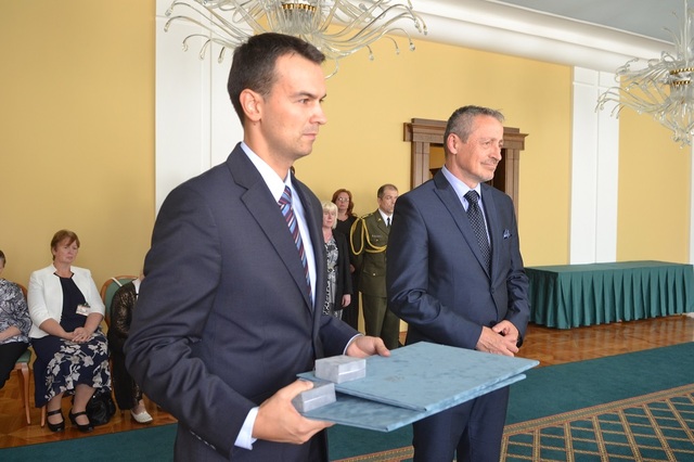 Ministr obrany při slavnostním aktu předání osvědčení za aktivní odbojovou činnost