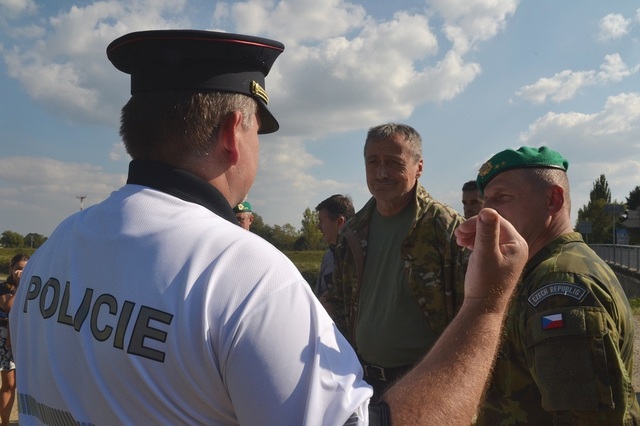 Ministr obrany Martin Stropnický v rozhovoru s Leošem Tržilem, ředitelem krajského ředitelství policie Jihomoravského kraje