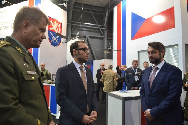 Náčelník GŠ AČR armádní generál Josef Bečvář (první zleva) a náměstek MO Jakub Landovský (vpravo) při prohlídce expozice MO a AČR