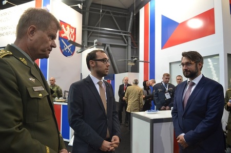 Náčelník GŠ AČR armádní generál Josef Bečvář (první zleva) a náměstek MO Jakub Landovský (vpravo) při prohlídce expozice MO a AČR