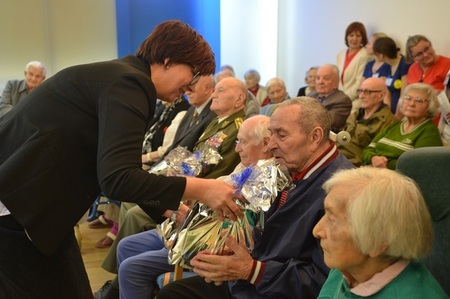 Alena Netolická předává válečným veteránům vánoční dárkové balíčky