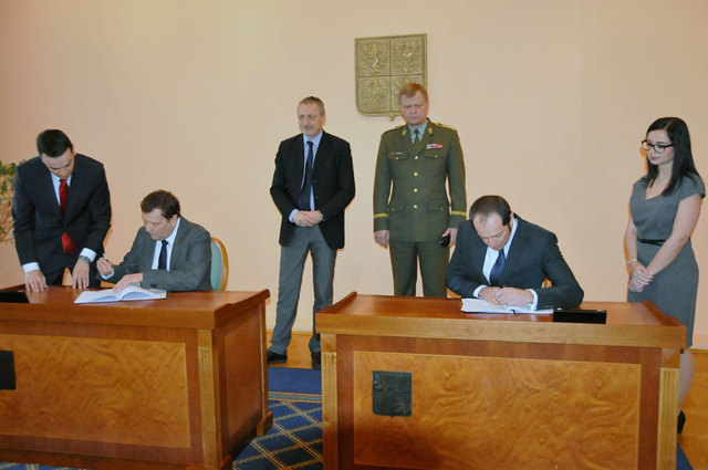 Smlouvu na nákup munice do malorážových zbraní s náměstkem ministra obrany Pavlem Beranem podepisuje předseda představenstva podniku Sellier&Bellot Radek Musil