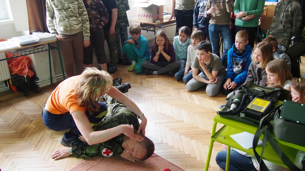 Žáci se seznámili s tím, jak uvést zraněného do stabilizované polohy