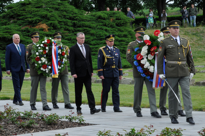 Jako první byl k pilonu na hřbitově položen smuteční věnec prezidenta republiky Miloše Zemana