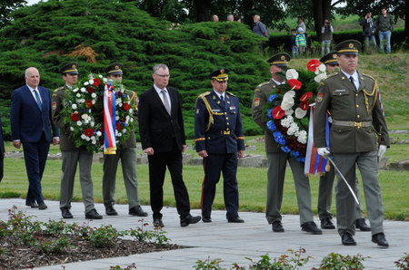 Jako první byl k pilonu na hřbitově položen smuteční věnec prezidenta republiky Miloše Zemana