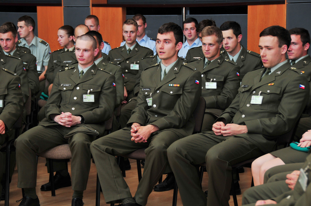 Studenti během besedy s ministrem obrany Martinem Stropnickým