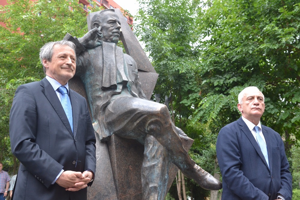 Ministr obrany Martin Stropnický a prezident Gruzie Giorgi Margvelašvili u sochy Václava Havla