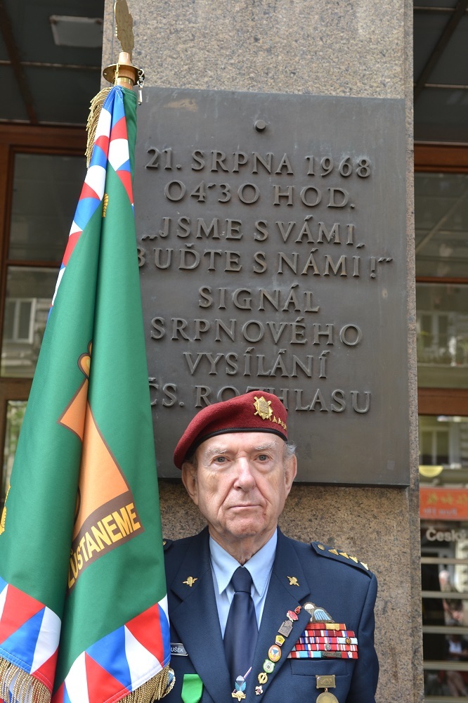 Pamětní deska u Českého rozhlasu připomínající 21. srpen 1968