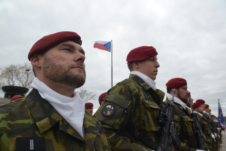 Nastoupené jednotky slavnostní přehlídkou k 99. výročí vzniku Československa připomněli odkaz legionářů
