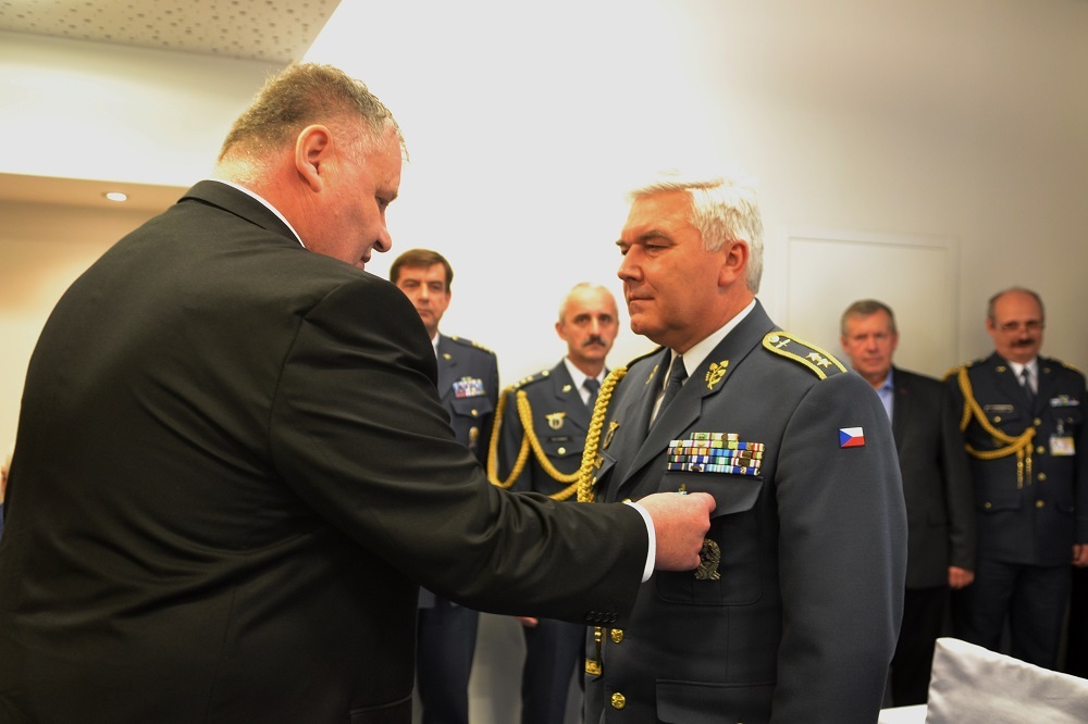 Náměstek ministra obrany Antonín Rada předává pamětní odznak armádního generála Karla Janouška veliteli Vzdušných sil AČR generálmajoru Jaromíru Šebestovi