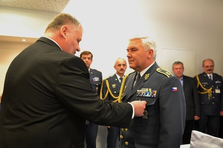 Náměstek ministra obrany Antonín Rada předává pamětní odznak armádního generála Karla Janouška veliteli Vzdušných sil AČR generálmajoru Jaromíru Šebestovi