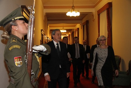 Ministryně obrany Karla Šlechtová míří na setkání s hlavními představiteli resortu obrany a Armády České republiky