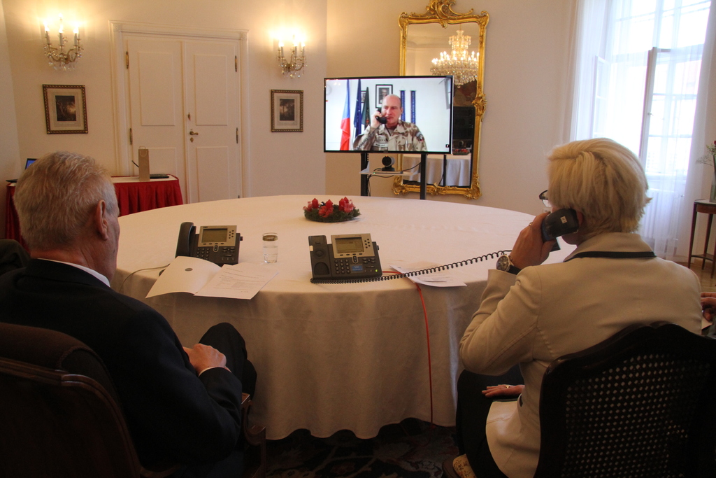 Probíhá videohovor ministryně obrany Karly Šlechtové 