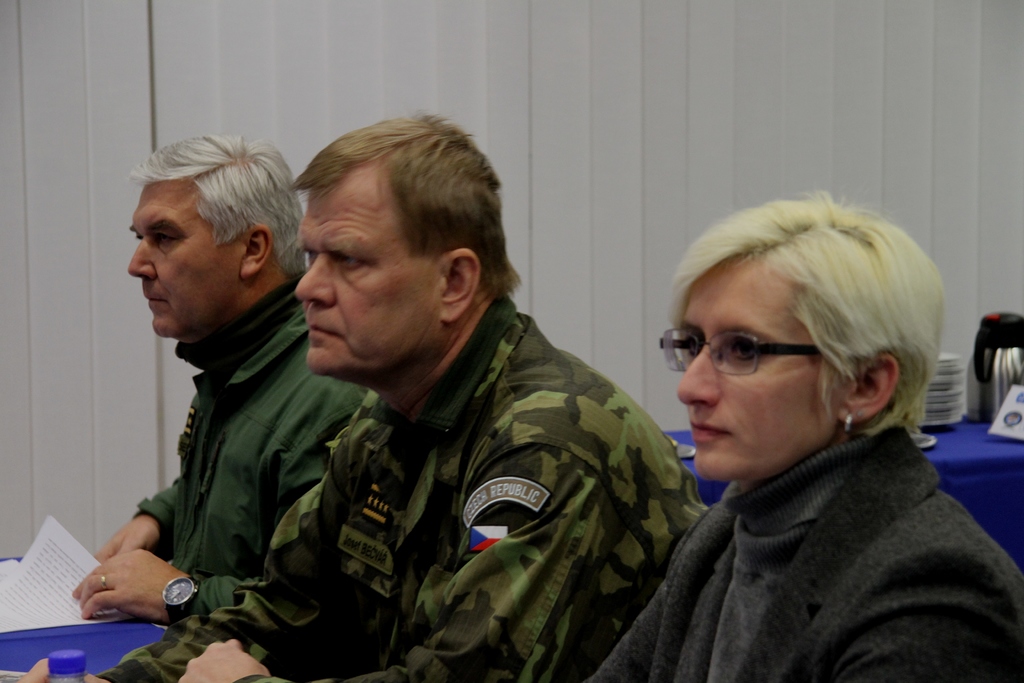 Ministryni obrany k letcům do Čáslavi doprovázel armádní generál Josef Bečvář (uprostřed) a velitel Vzdušných sil AČR generálmajor Jaromír Šebesta
