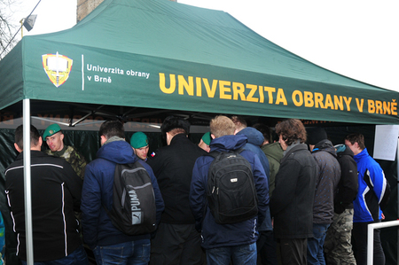 Den otevřených dveří na Univerzitě obrany byl ve znamení ukázek i návštěvy pracovišť