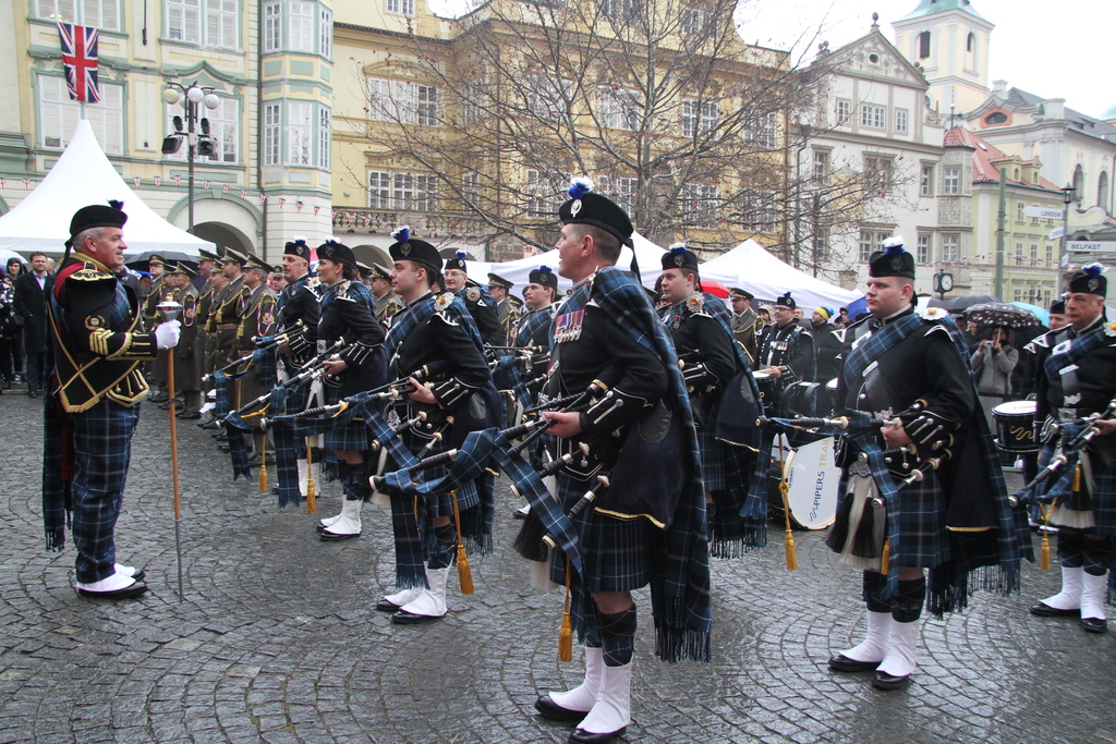 Na Malostranském náměstí spolu vystoupily Ústřední hudba AČR a skotská vojenská hudba Pipes and Drums
