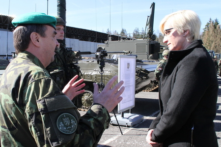 Ministryně obrany: Dělostřelci jsou pro českou armádu perspektivní a potřebují novou techniku