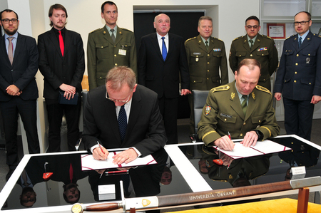 Memorandum prohloubí spolupráci mezi sekcí vyzbrojování a Univerzitou obrany