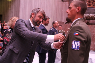 Ocenění příslušníkům české armády předává náměstek ministra obrany  Jakub Landovský
