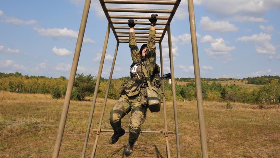 Vojensko-praktická soutěž prověřila studenty Univerzity obrany z první pomoci i fyzické odolnosti