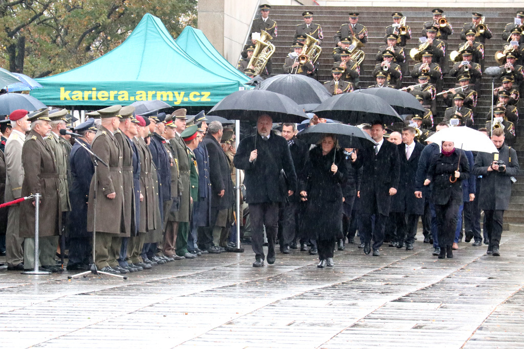 Na pietní akt přichází čestní hosté, například předseda Poslanecké sněmovny Parlamentu České republiky Radek Vondráček či premiér Andrej Babiš