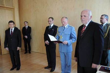 Generál Jančík čte rozkaz ministra obrany ČR o udělení záslužných křížů 
