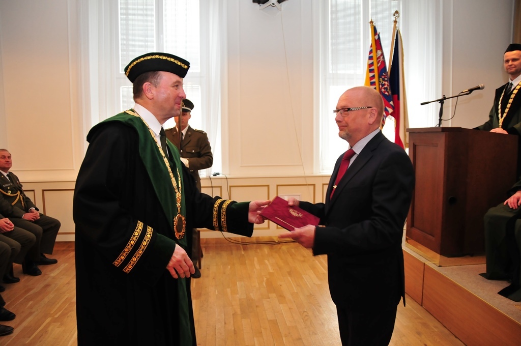 Nejlepší učitel UO za rok 2019 Pavel Zona přebírá ocenění