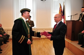 Nejlepší učitel UO za rok 2019 Pavel Zona přebírá ocenění