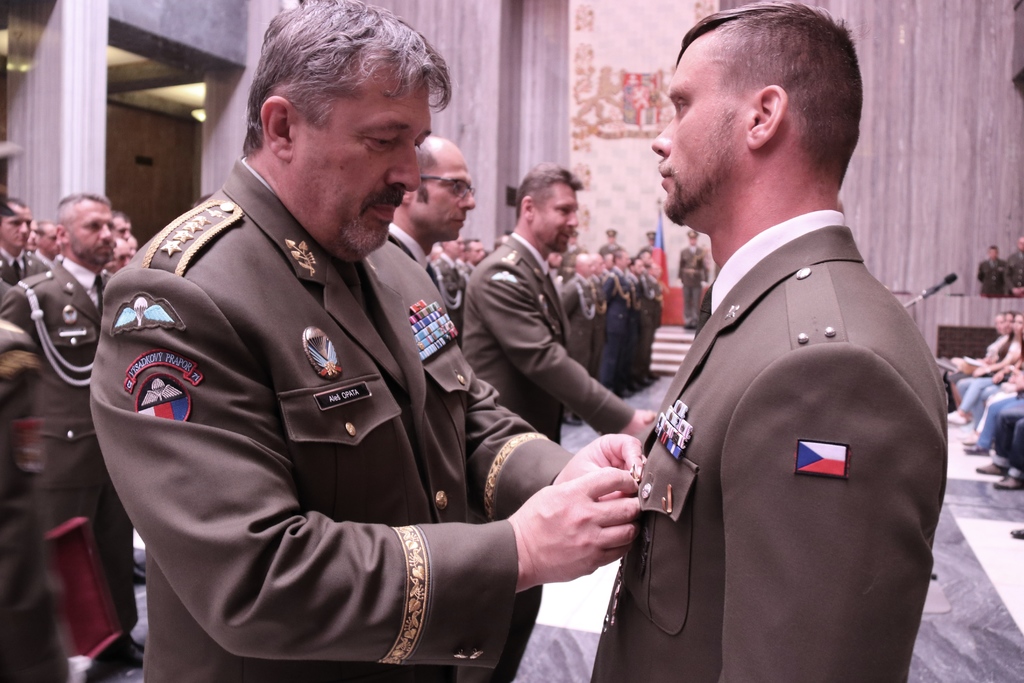 Náčelník GŠ AČR armádní generál Aleš Opata při ocenění vojáků po návratu ze zahraničních operací