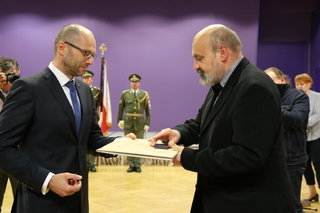 Náměstek MO Pavel Beran předává ocenění Tomáši Halíkovi