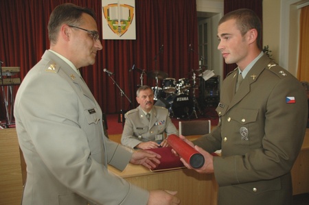 Cenu rektora Univerzity obrany „Studentská hlava 2010“ přebírá praporčík Ladislav Pfeifer