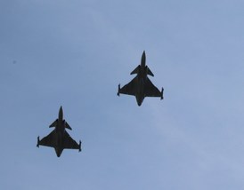 Po státní hymně proletěly nad Národním památníkem na Vítkově dva stíhací letouny JAS 39-Gripen