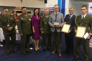 Společná fotografie v expozici MO na veletrhu IDET 2019