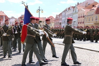 Čestná stráž přináší státní vlajku České republiky