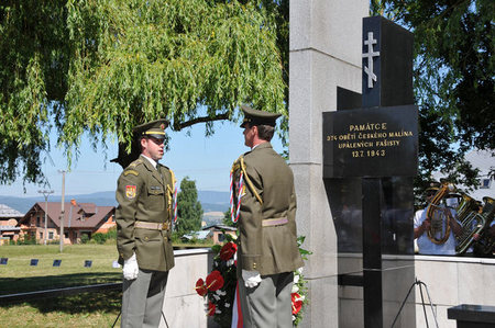 Slavnostní atmosféru pietní vzpomínky dotvářeli vojáci Čestné jednotky AČR z Prahy
