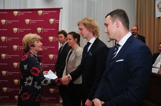 Eva Slonková blahopřeje oceněným sportovcům VUT v Brně