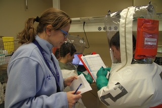 V Těchoníně působí pplk. Larisa Solichová jako vedoucí lékařka odboru biologické ochrany