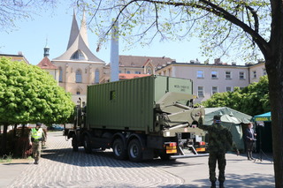 Těžká technika dorazila do Zítkových sadů s kontejnerem pro zázemí vojáků
