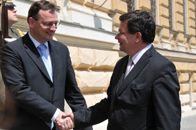 Uvedení nového ministra obrany Alexandra Vondry do funkce předsedou vlády Petrem Nečasem