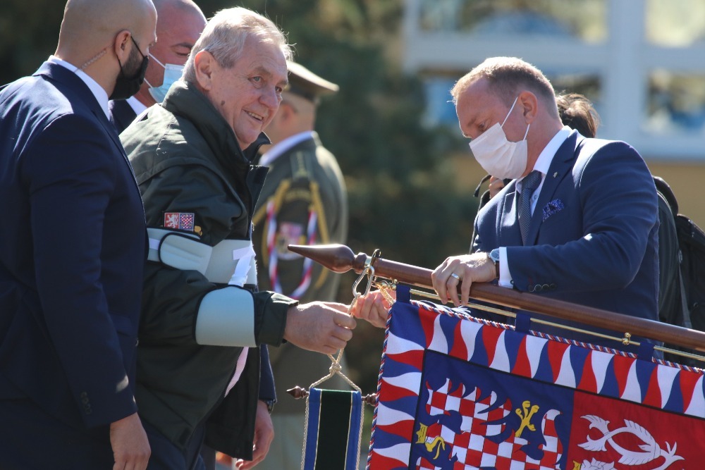 Prezident Miloš Zeman propůjčil 533. praporu bezpilotních systémů bojový prapor a udělil mu čestný název generálmajora in memoriam Josefy Dudy