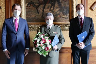 Nově jmenovaní profesoři s náměstkem ministra obrany Janem Havránkem (vlevo)