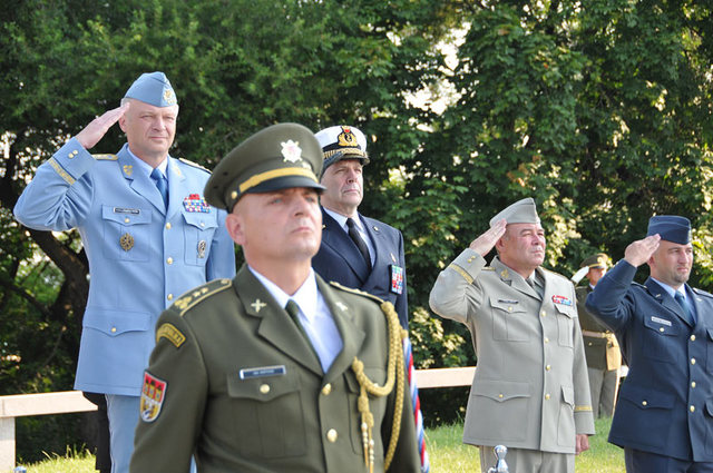Předseda vojenského výboru NATO a náčelník GŠ AČR při znělce NATO a hymně ČR 