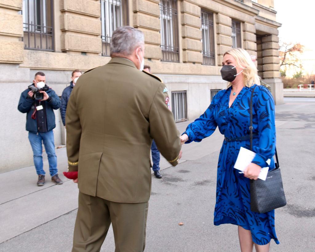 Náčelník GŠ AČR armádní generál Aleš Opata přivítal ministryni obrany Janu Černochovou před budovou Generálního štábu AČR na pražském Vítězném náměstí