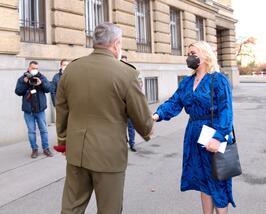 Náčelník GŠ AČR armádní generál Aleš Opata přivítal ministryni obrany Janu Černochovou před budovou Generálního štábu AČR na pražském Vítězném náměstí