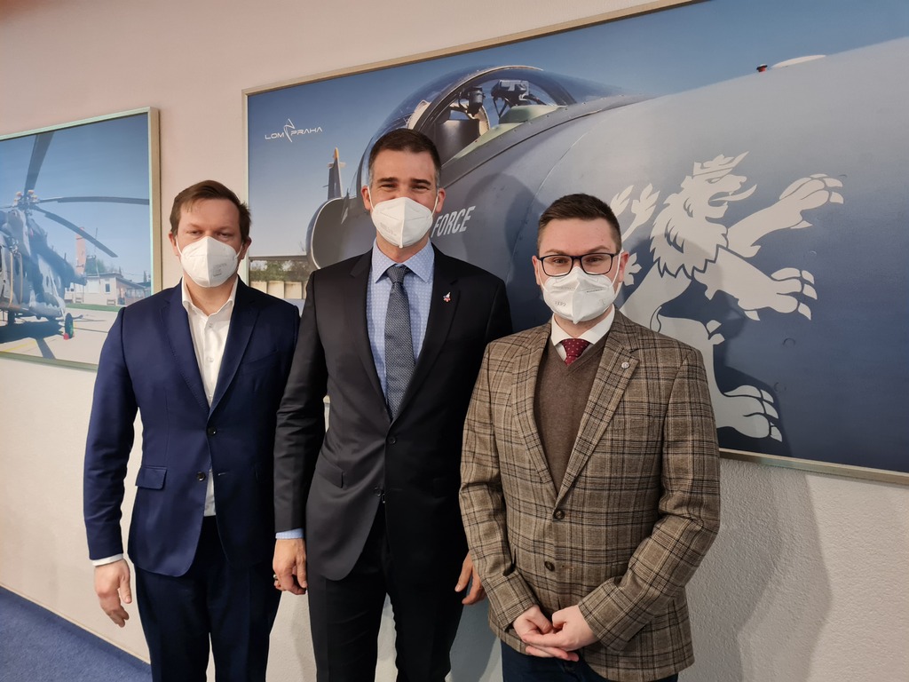 Zleva náměstek Ministerstva obrany Jan Havránek, plukovník James Hackbarth a ředitel LOM PRAHA Jiří Protiva